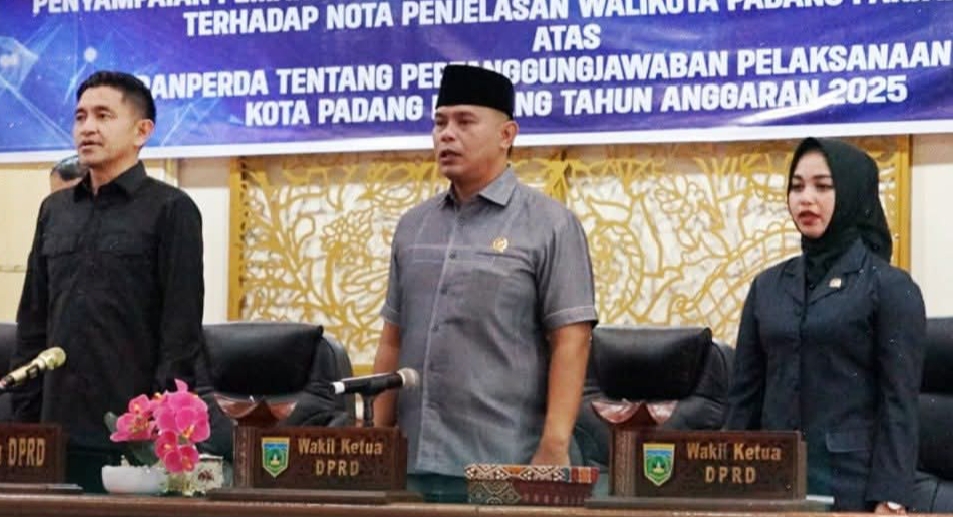 Ketua DPRD bersama Wakil Ketua, Mardiansyah dan Nrafni Fitri.
